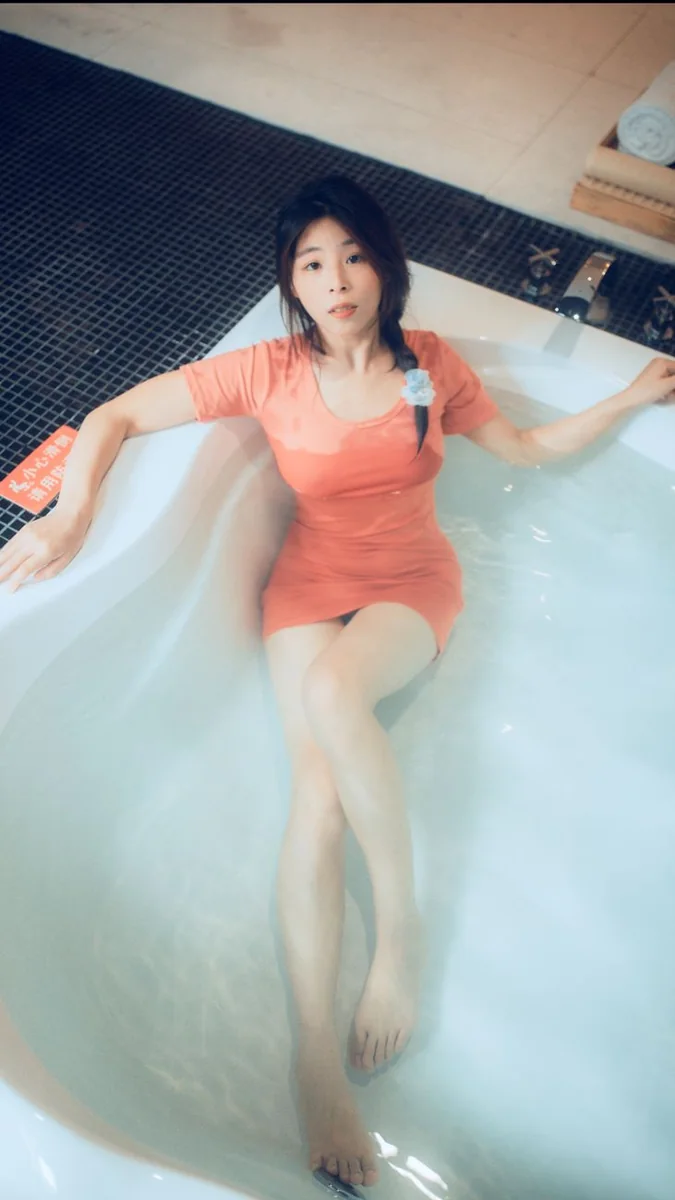 语言与表达专题的缩略图，展示访谈场景中的对话构图